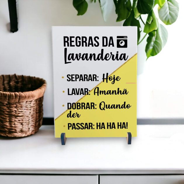 Azulejo decorativo com a frase Regras da lavanderia: Separar hoje, lavar amanhã, dobrar quando der, passar HA HA HA