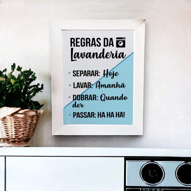 Azulejo decorativo com a frase Regras da lavanderia: Separar hoje, lavar amanhã, dobrar quando der, passar HA HA HA