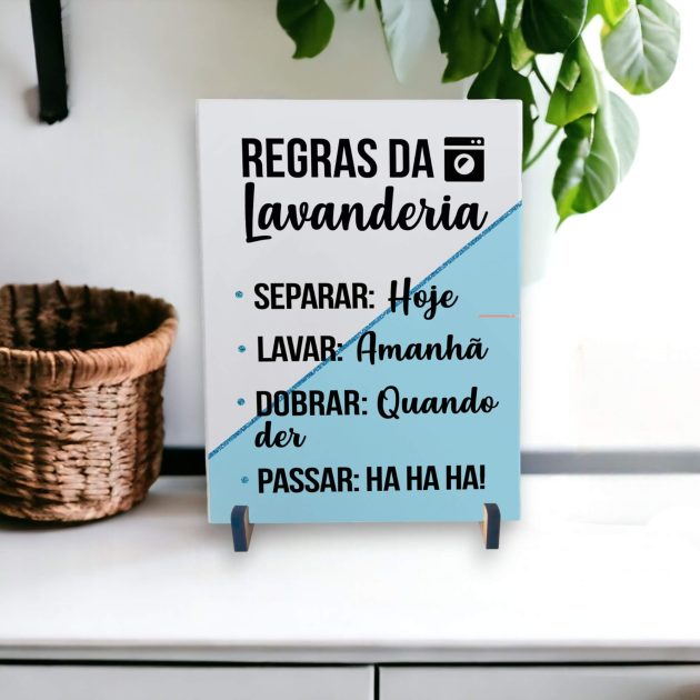 Azulejo decorativo com a frase Regras da lavanderia: Separar hoje, lavar amanhã, dobrar quando der, passar HA HA HA