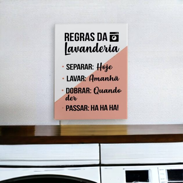 Azulejo decorativo com a frase Regras da lavanderia: Separar hoje, lavar amanhã, dobrar quando der, passar HA HA HA