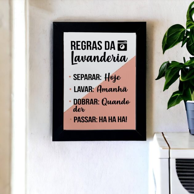 Azulejo decorativo com a frase Regras da lavanderia: Separar hoje, lavar amanhã, dobrar quando der, passar HA HA HA