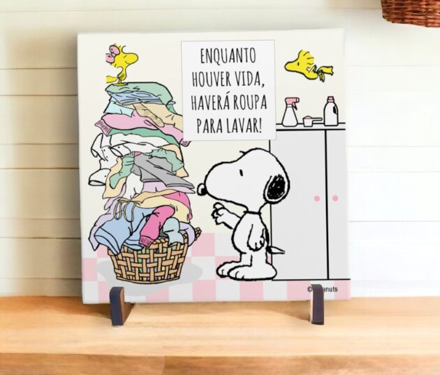 Azulejo decorativo para lavanderia do Snoopy com a frase "Enquanto houver vida haverá roupa para lavar"