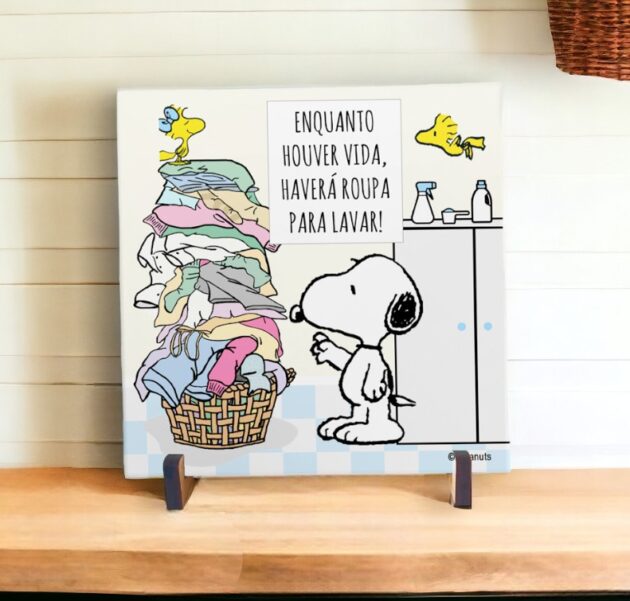 Azulejo decorativo para lavanderia do Snoopy com a frase "Enquanto houver vida haverá roupa para lavar"