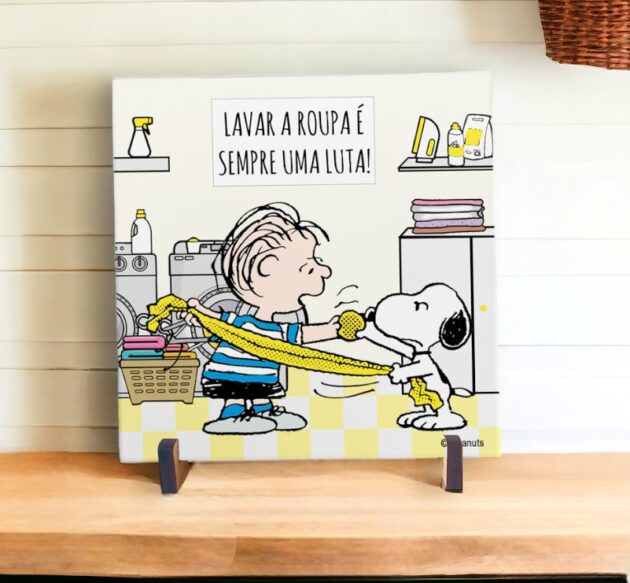 Azulejo decorativo para lavanderia do Snoopy com a frase "Lavar roupa é sempre uma luta"