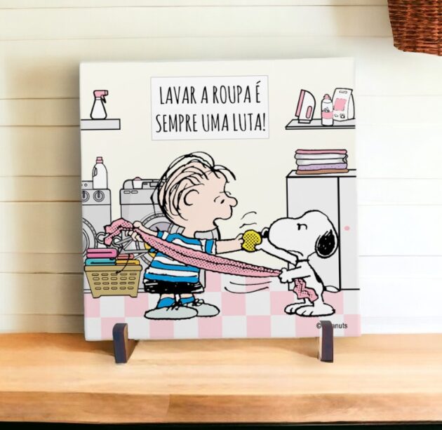 Azulejo decorativo para lavanderia do Snoopy com a frase "Lavar roupa é sempre uma luta"