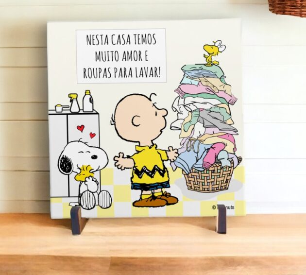 Azulejo decorativo para lavanderia do Snoopy com a frase "Nesta casa nós temos muito amor e roupas para lavar"