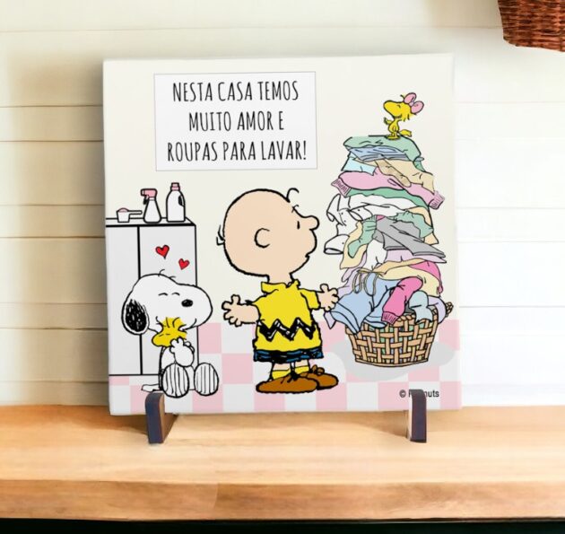 Azulejo decorativo para lavanderia do Snoopy com a frase "Nesta casa nós temos muito amor e roupas para lavar"