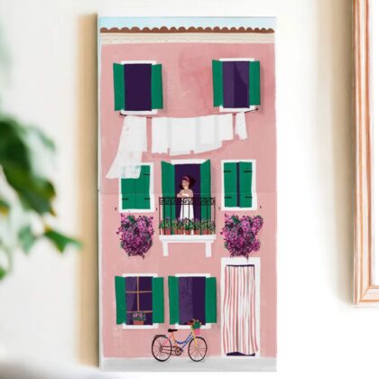 Dupla de azulejos decorativos: Primavera na Janela com prédios rosa e janelas verdes – Coleção Poesia na Janela