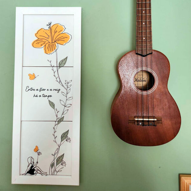 Azulejo decorativo com a frase Entre a flor e a raiz há o tempo com o desenho de uma menina sentada ao lado de uma flor Trio - Imagem 4
