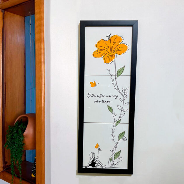 Azulejo decorativo com a frase Entre a flor e a raiz há o tempo com o desenho de uma menina sentada ao lado de uma flor Trio - Imagem 2