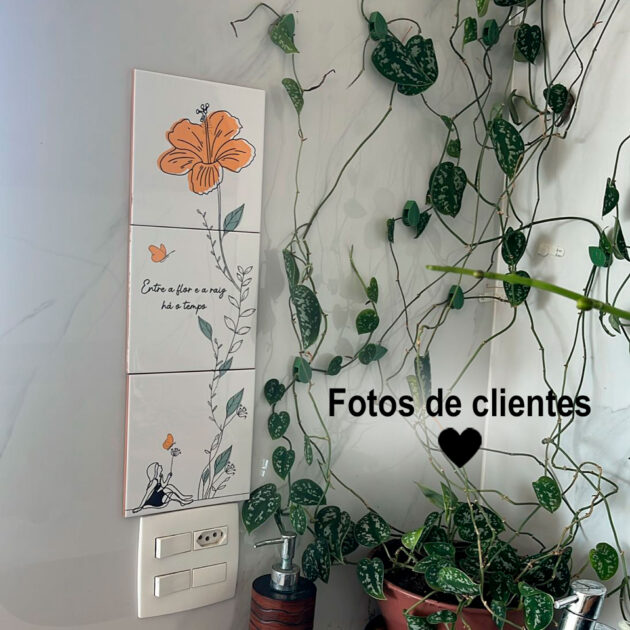 Azulejo decorativo com a frase Entre a flor e a raiz há o tempo com o desenho de uma menina sentada ao lado de uma flor Trio - Imagem 6