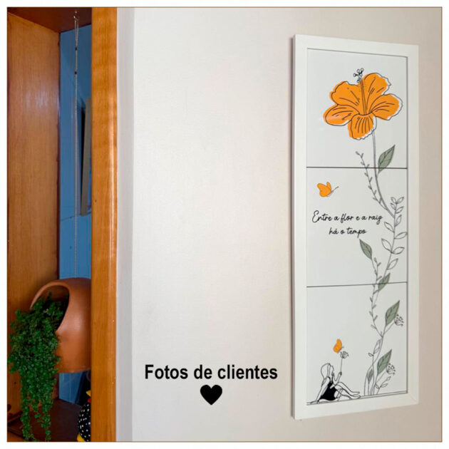 Trio de azulejos decorativos com a Entre a flor e a raiz há o tempo com o desenho de uma menina sentada ao lado de uma flor - Image 4