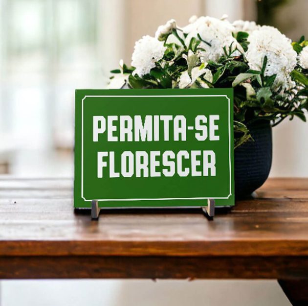 Azulejo decorativo para cantinho das plantas com a frase Permita-se florescer