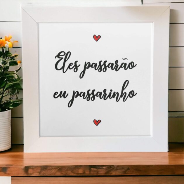 Azulejo decorativo com a frase Eles passarão eu passarinho com um fundo branco e dois corações vermelhos