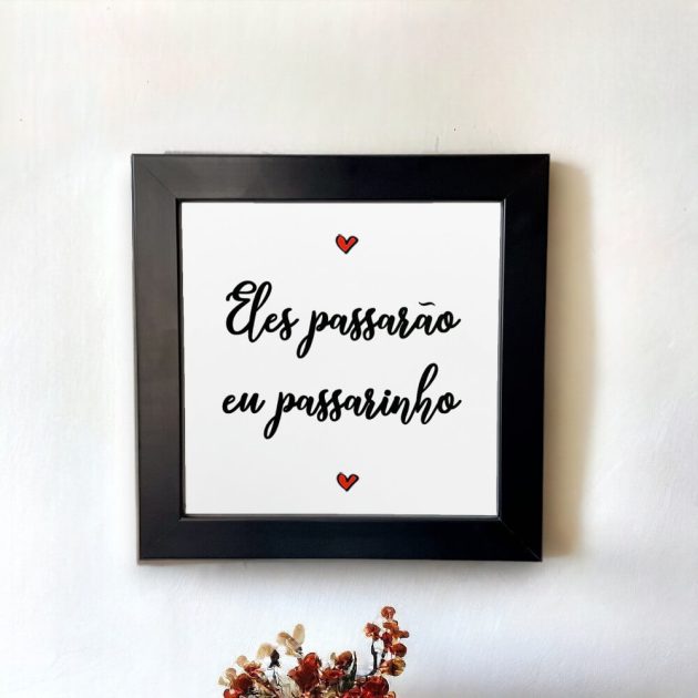 Azulejo decorativo com a frase Eles passarão eu passarinho com um fundo branco e dois corações vermelhos