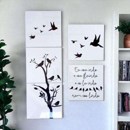 Conjunto de azulejos decorativos com o desenho de pássaros e com a frase Eu vou indo e vou fluindo, evoluindo, num voo lindo 