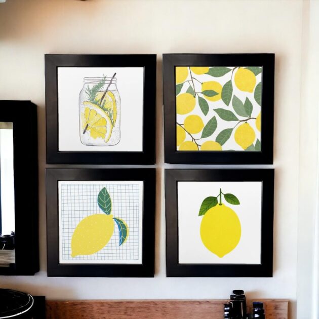 Conjunto de quatro azulejos decorativos com desenhos de limões e limonada