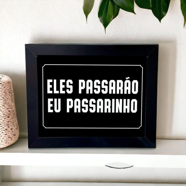 Azulejo decorativo com a frase Eles passarão eu passarinho