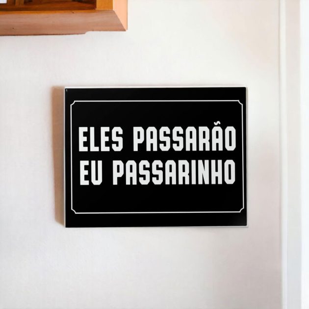 Azulejo decorativo com a frase Eles passarão eu passarinho