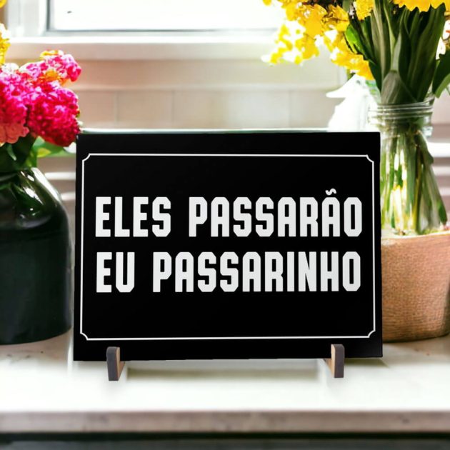 Azulejo decorativo com a frase Eles passarão eu passarinho