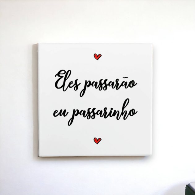 Azulejo decorativo com a frase Eles passarão eu passarinho com um fundo branco e dois corações vermelhos