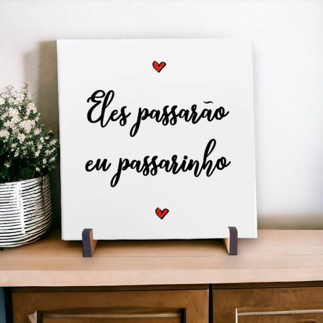 Azulejo decorativo com a frase Eles passarão eu passarinho com um fundo branco e dois corações vermelhos