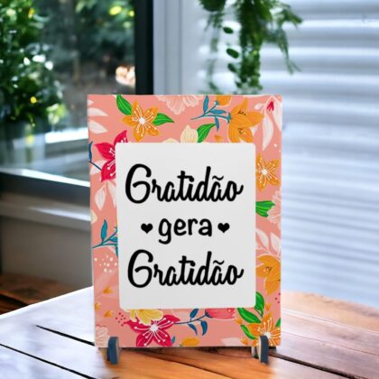 Azulejo decorativo com a frase Gratidão gera gratidão