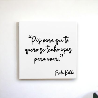 Azulejo decorativo com a frase da Frida Kahlo no fundo branco Pés para que te quero se tenho asas para voar