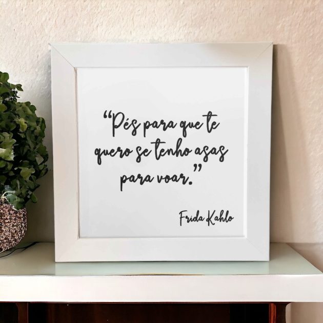 Azulejo decorativo com a frase da Frida Kahlo no fundo branco Pés para que te quero se tenho asas para voar