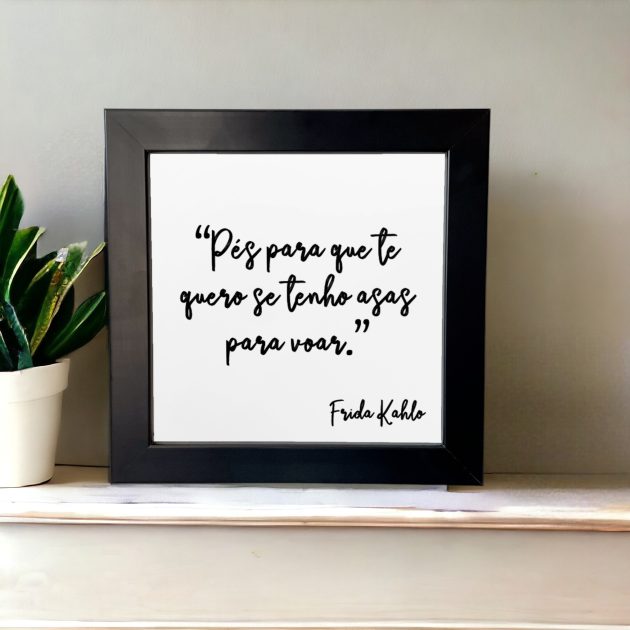 Azulejo decorativo com a frase da Frida Kahlo no fundo branco Pés para que te quero se tenho asas para voar