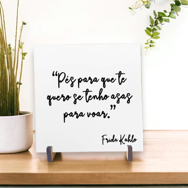 Azulejo decorativo com a frase da Frida Kahlo no fundo branco Pés para que te quero se tenho asas para voar