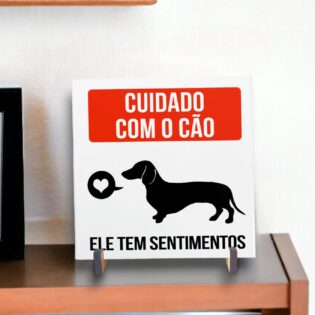Azulejo decorativo com a frase Cuidado com o cão ele tem sentimentos com o desenho de um cachorro salsicha