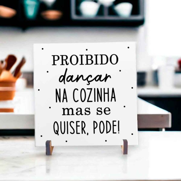 Azulejo decorativo para cozinha com frase proibido dançar na cozinha mas se quiser pode P&B