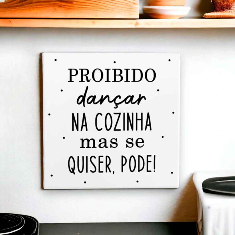 Azulejo decorativo para cozinha com frase proibido dançar na cozinha mas se quiser pode P&B