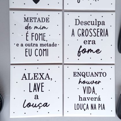 Quadro Azulejo Alexa Lava a Louça Tamanho 15x15cm com suporte