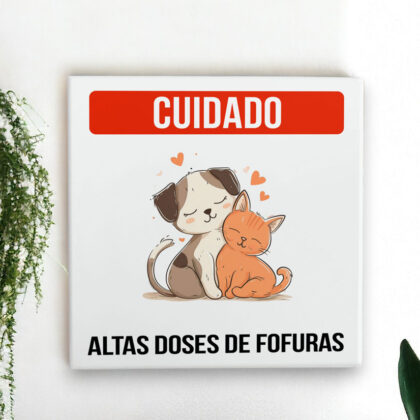 Azulejo decorativo com a frase Cuidado altas doses de fofuras com o desenho de um cachorro e um gato