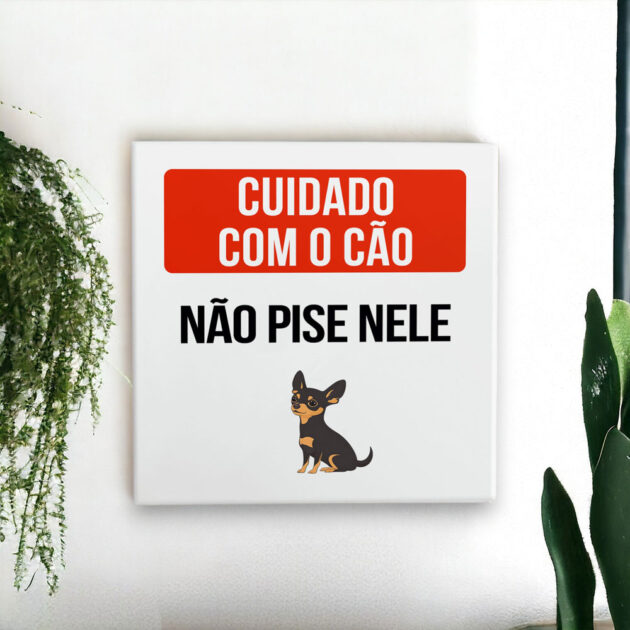 Azulejo decorativo com a frase Cuidado com o cão, não pise nele com o desenho de uma pinscher