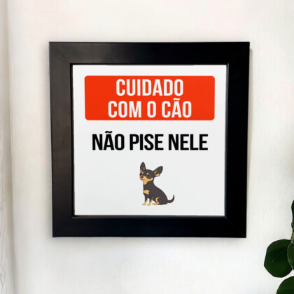 Azulejo decorativo com a frase Cuidado com o cão, não pise nele com o desenho de uma pinscher