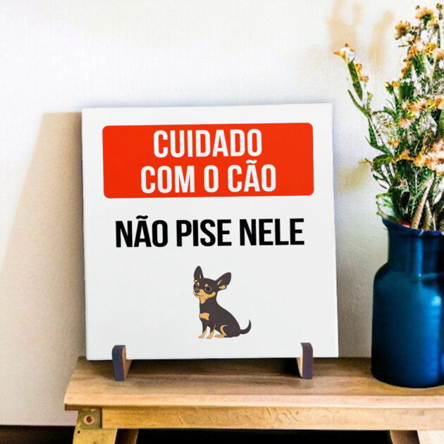 Azulejo decorativo com a frase Cuidado com o cão, não pise nele com o desenho de uma pinscher