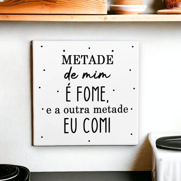 Azulejo decorativo para cozinha com frase metade de mim é fome e a outra metade eu comi