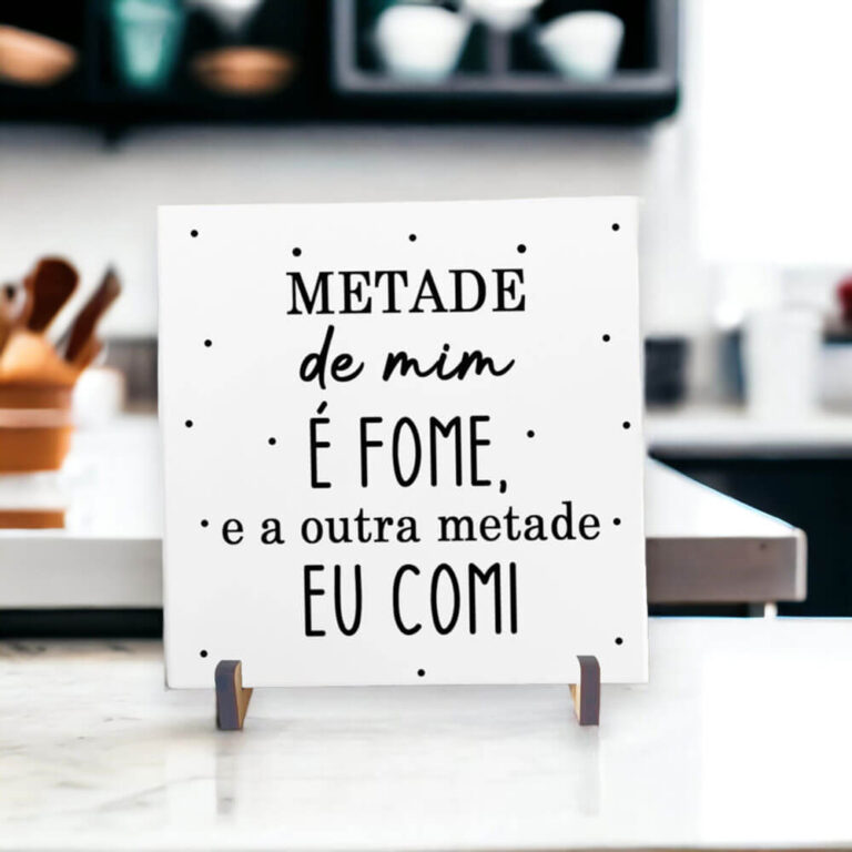 Azulejo decorativo para cozinha com frase metade de mim é fome e a outra metade eu comi