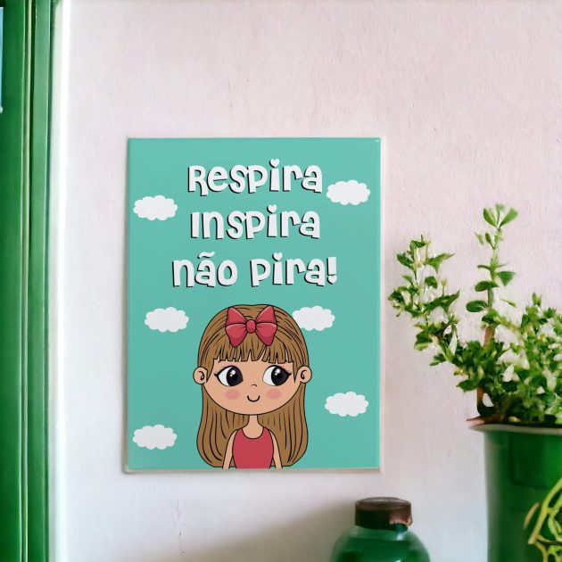 Azulejo decorativo com a frase Respira, inspira, não pira!