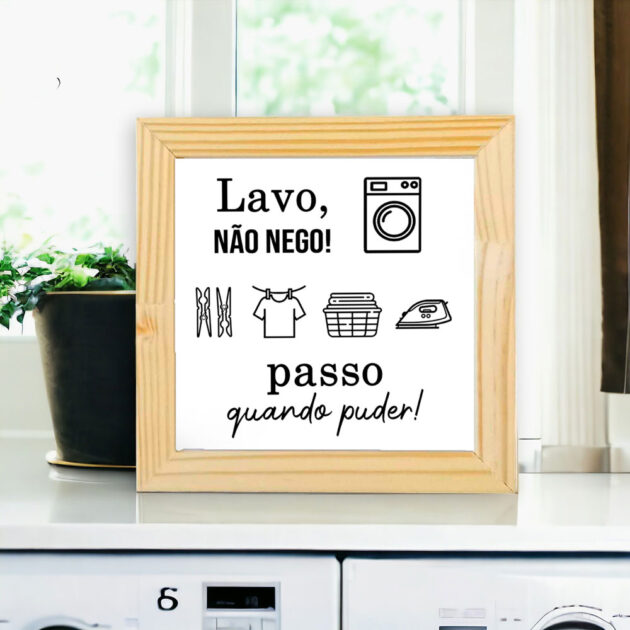 Azulejo decorativo para lavanderia com a frase Lavo, não nego! passo quando puder- Coleção Lavanderia P&B no suporte clássico para decorar uma prateleira ou colocar em cima de algum móvel