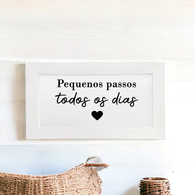 Azulejo decorativo com a frase Pequenos passos todos os dias com um coração preto - Coleção Metro White