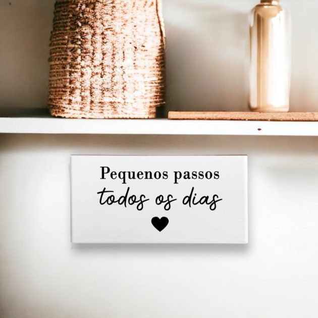 Azulejo decorativo com a frase Pequenos passos todos os dias com um coração preto - Coleção Metro White