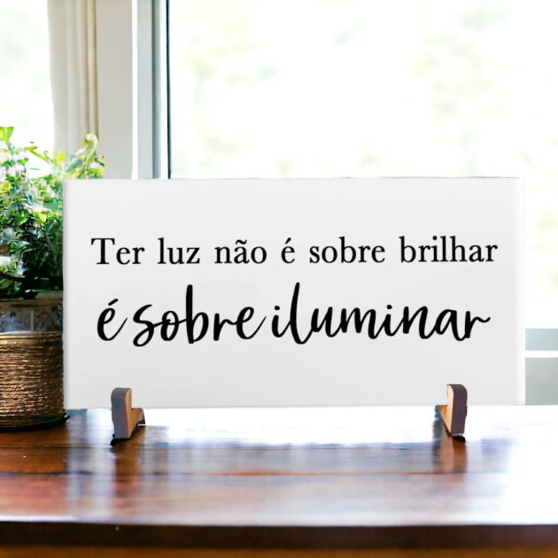 Azulejo decorativo com a frase Ter luz não é sobre brilhar é sobre iluminar - Coleção Metro White