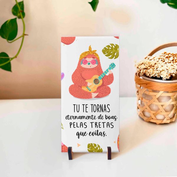 Azulejo decorativo com a frase Tu te tornas eternamente de boas pelas tretas que evitas