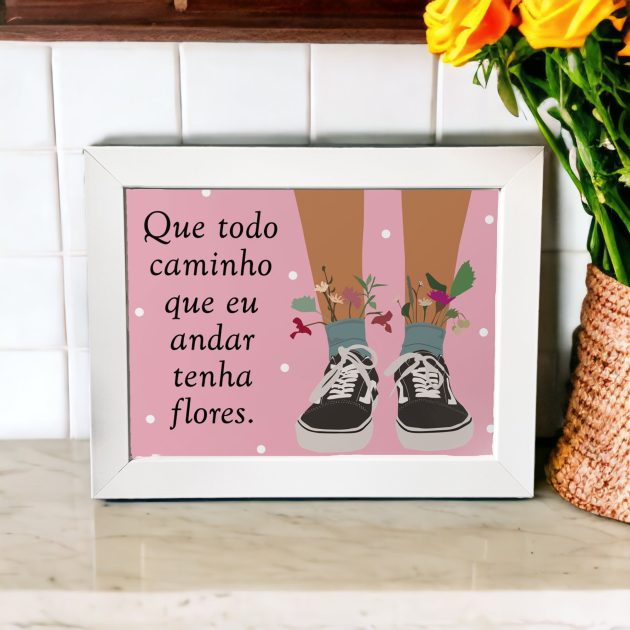 Azulejo decorativo com a frase Que todo caminho que eu andar tenha flores