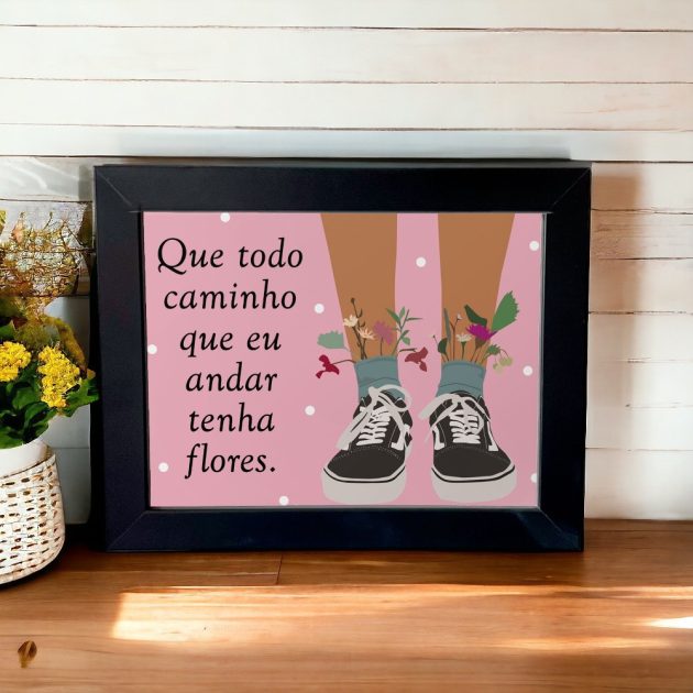 Azulejo decorativo com a frase Que todo caminho que eu andar tenha flores