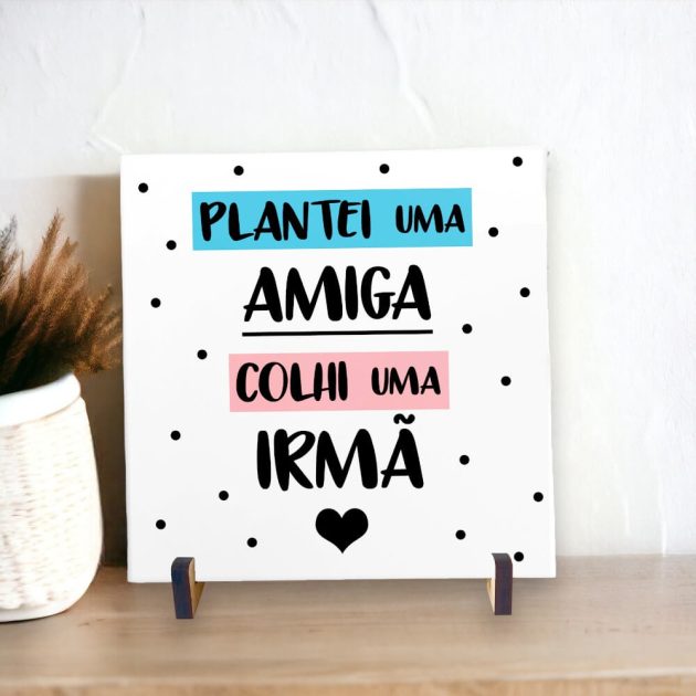 Azulejo decorativo com a frase Plantei uma amiga colhi uma irmã - Presentear Amigas